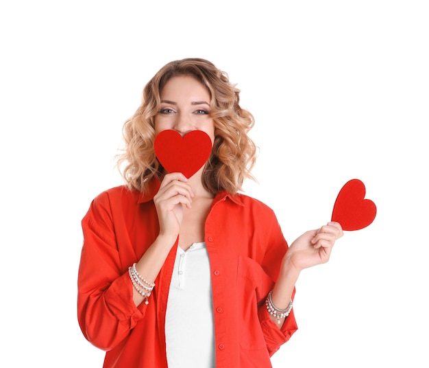 Atractiva mujer joven con corazones rojos sobre fondo blanco.