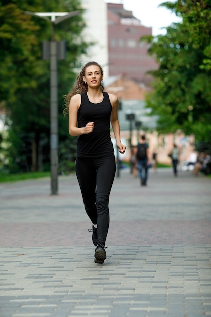 Atractiva mujer joven corriendo
