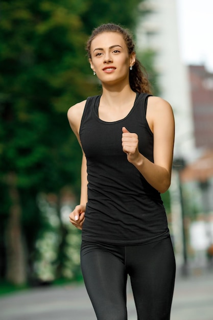 Atractiva mujer joven corriendo