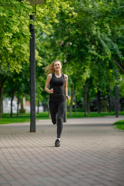 Atractiva mujer joven corriendo