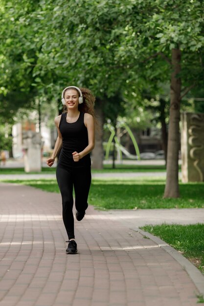 Atractiva mujer joven corriendo