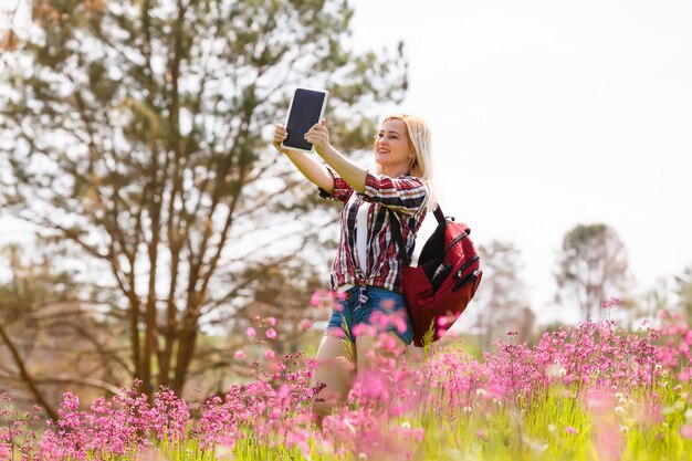 Atractiva mujer joven disfrutando de su tiempo afuera en el parque, verano