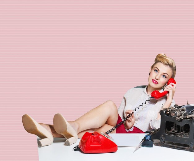 Foto atractiva mujer joven hablando por teléfono en el fondo