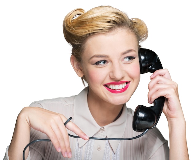 Atractiva mujer joven hablando por teléfono vintage