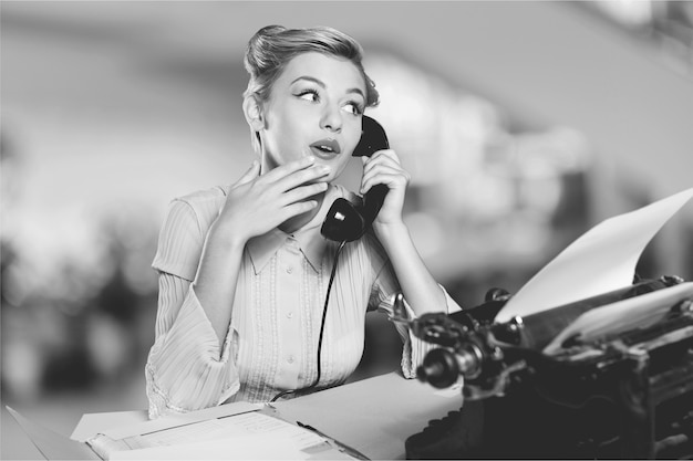 Atractiva mujer joven hablando por teléfono vintage