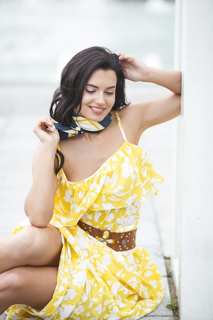 Atractiva mujer joven con pañuelo en el pelo. Elegante mujer con accesorios. Retrato de belleza de mujer al aire libre.