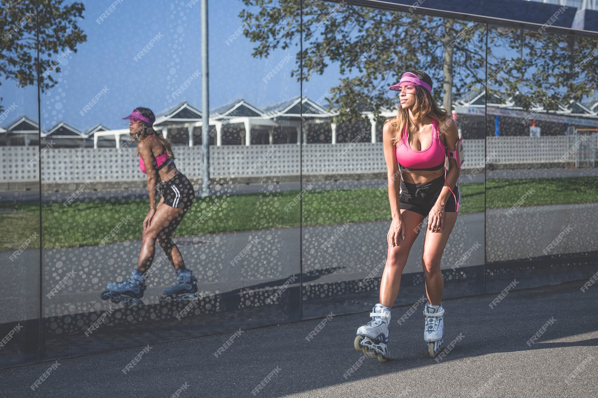 calor reserva Maldito Atractiva mujer joven patinaje sobre ruedas en la zona del fórum de  barcelona | Foto Premium