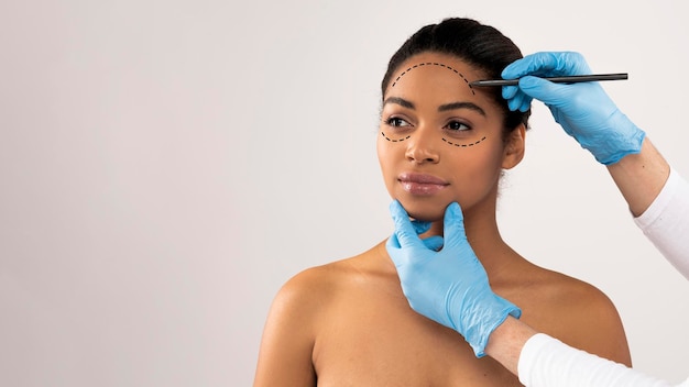 Atractiva mujer joven recibiendo cirugía plástica tratamiento facial espacio de copia