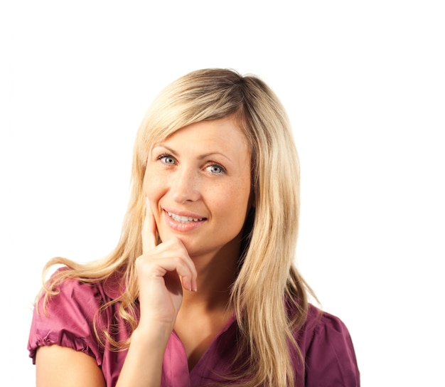 Atractiva mujer joven sonriendo