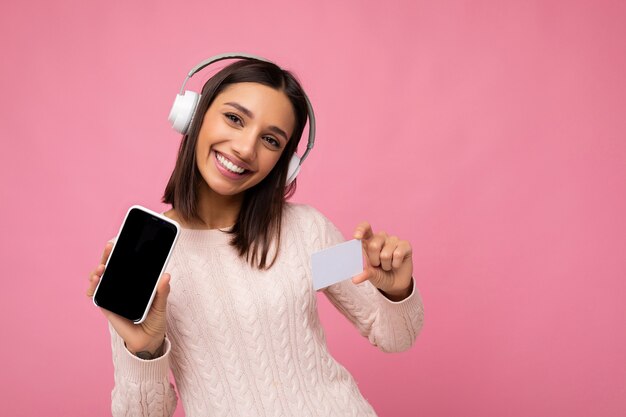 Atractiva mujer joven sonriente positiva vistiendo elegante traje casual aislado en colorido