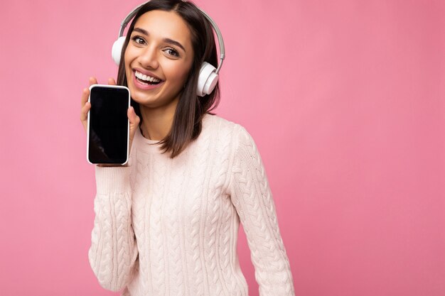 Atractiva mujer joven sonriente positiva vistiendo elegante traje casual aislado en colorido