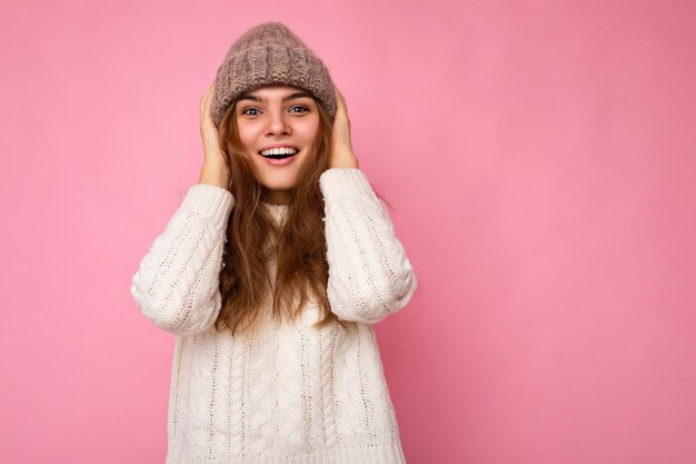 Atractiva mujer morena joven feliz sonriente que se encuentran aisladas sobre fondo de colores vistiendo de pared