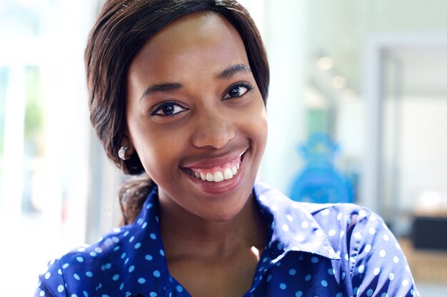 Atractiva mujer de negocios africanos sonriendo