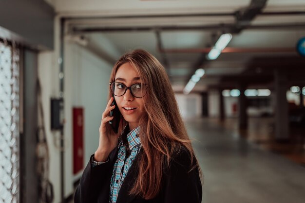 Una atractiva mujer de negocios con anteojos usando un teléfono inteligente Retrato de negocios de enfoque selectivo