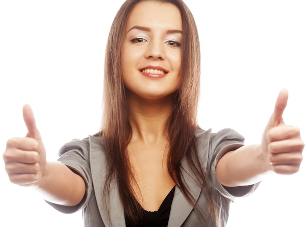 Atractiva mujer de negocios dando pulgares arriba