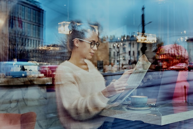 Atractiva mujer de negocios con gafas ópticas