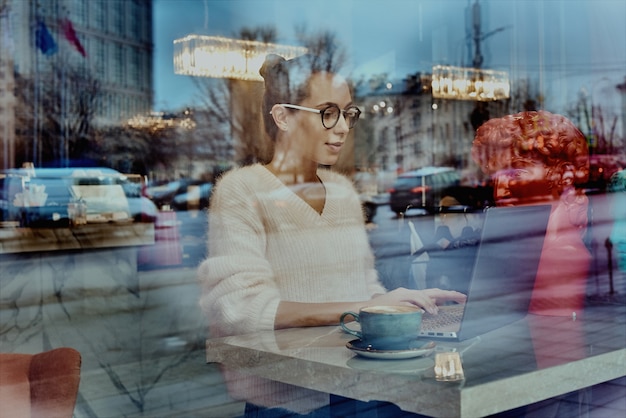 Atractiva mujer de negocios con gafas ópticas