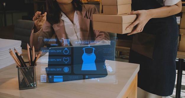 Atractiva mujer de negocios PYME asiática que trabaja en el concepto de compras en línea de la oficina en casa