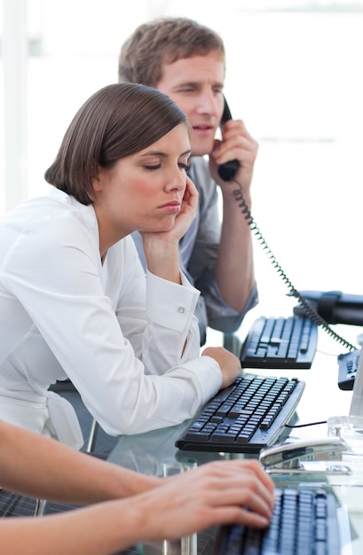 Atractiva mujer de negocios que se aburre en el trabajo