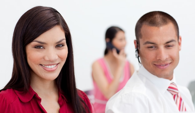 Atractiva mujer de negocios sonriendo a la cámara