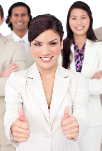 Foto atractiva mujer de negocios y su equipo con los pulgares arriba