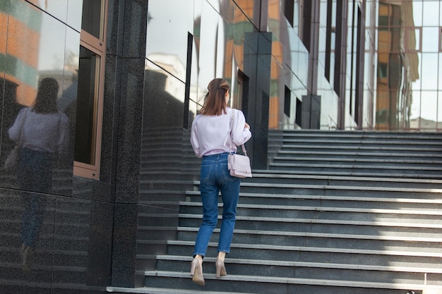 Atractiva mujer de negocios sube las escaleras Estilo de vida