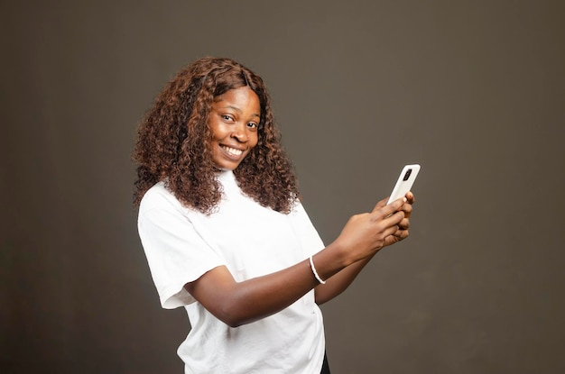 Atractiva mujer negra a través de teléfono móvil
