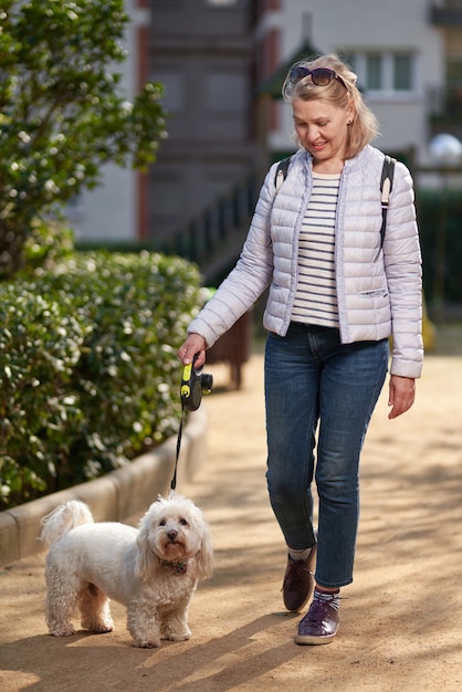 Atractiva mujer rubia de mediana edad y calle.