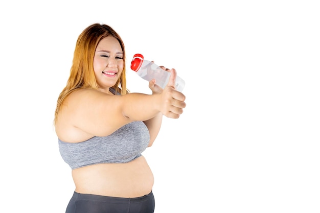 Foto atractiva mujer con sobrepeso mostrando el pulgar hacia arriba