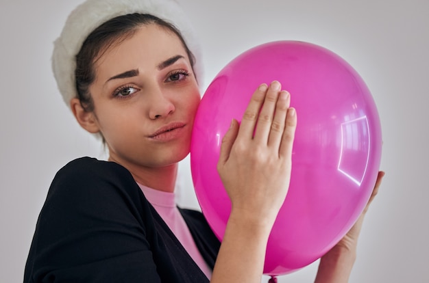 La atractiva mujer sosteniendo el globo.