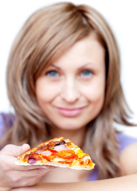 Atractiva mujer sosteniendo una pizza