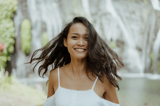 Atractiva mujer del sudeste asiático sonriendo