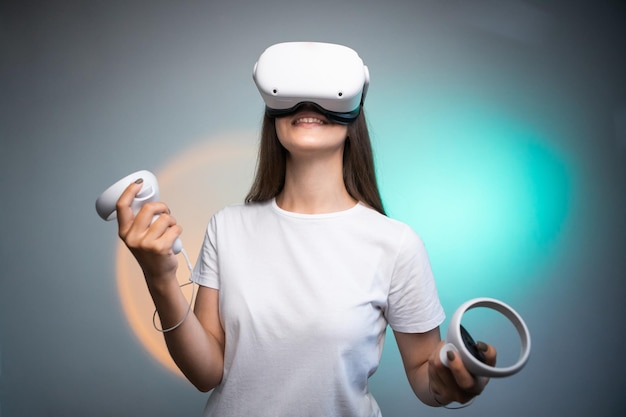 Atractiva mujer vestida con gafas de realidad aumentada de realidad virtual disfruta del metaverso