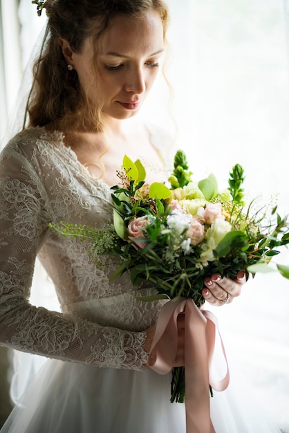 Atractiva novia hermosa celebración ramo de flores