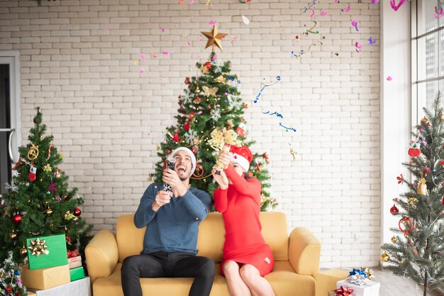 Atractiva pareja caucásica de amor está celebrando la Navidad en casa