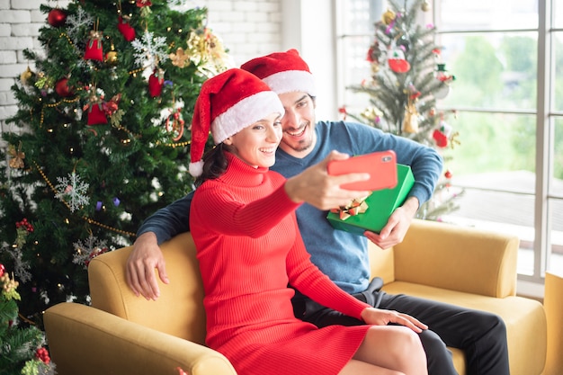 Atractiva pareja caucásica de amor está celebrando la Navidad en casa