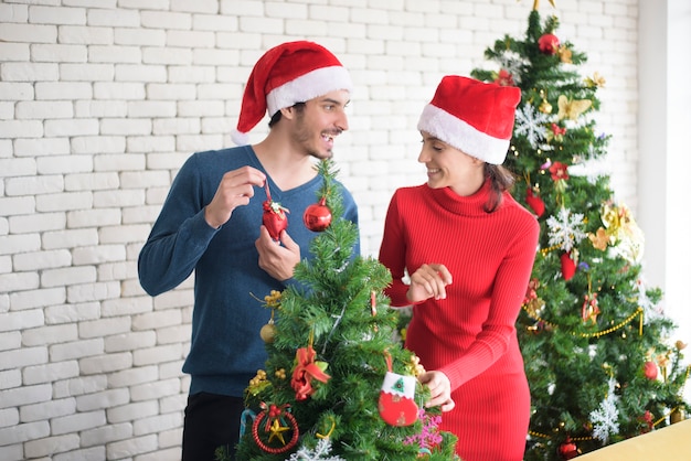 Atractiva pareja caucásica de amor están celebrando la Navidad en casa