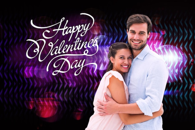 Atractiva pareja joven abrazándose y sonriendo a la cámara contra un diseño disco genial generado digitalmente