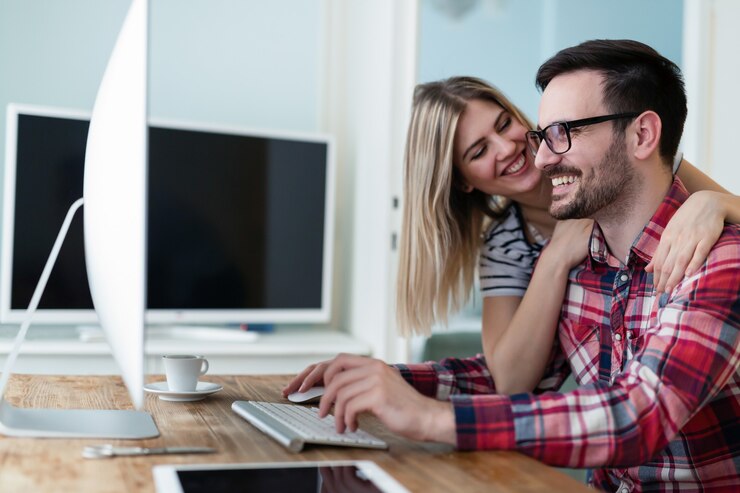 Foto atractiva pareja joven de diseñadores que trabajan en equipo
