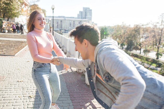 Atractiva pareja joven divirtiéndose al aire libre