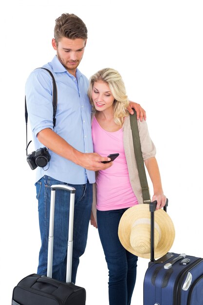 Atractiva pareja joven lista para ir de vacaciones