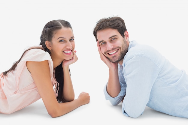 Atractiva pareja joven sonriendo a la cámara