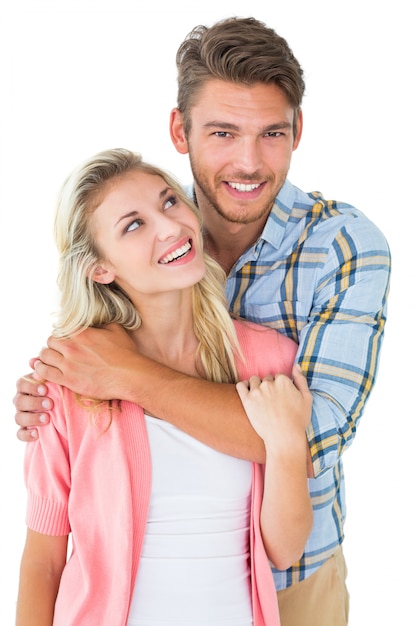 Atractiva pareja joven sonriendo juntos