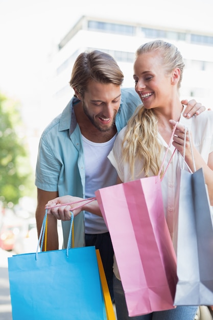 Atractiva pareja mirando compras compras