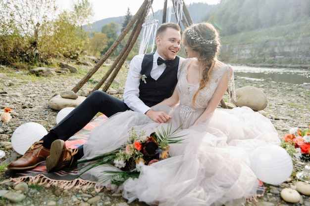 Atractiva pareja en la naturaleza