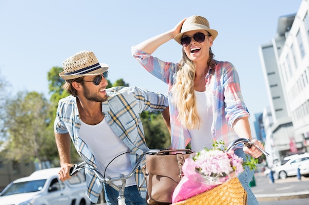 Atractiva pareja en un paseo en bicicleta