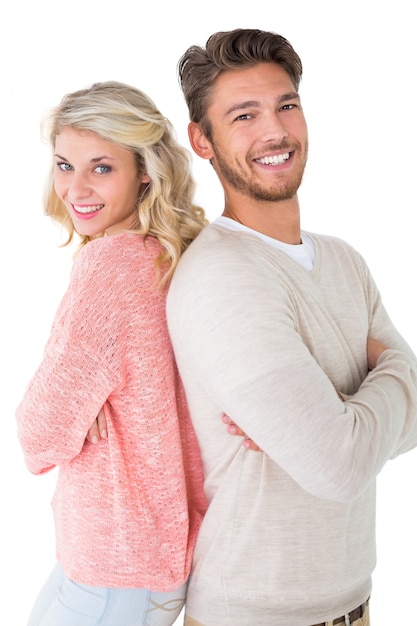 Atractiva pareja sonriendo con los brazos cruzados