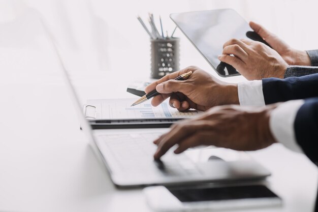 Atractiva y sonriente joven mujer de negocios asiática trabaja en casa oficina mujer asiática trabajando en computadora portátil sosteniendo tableta