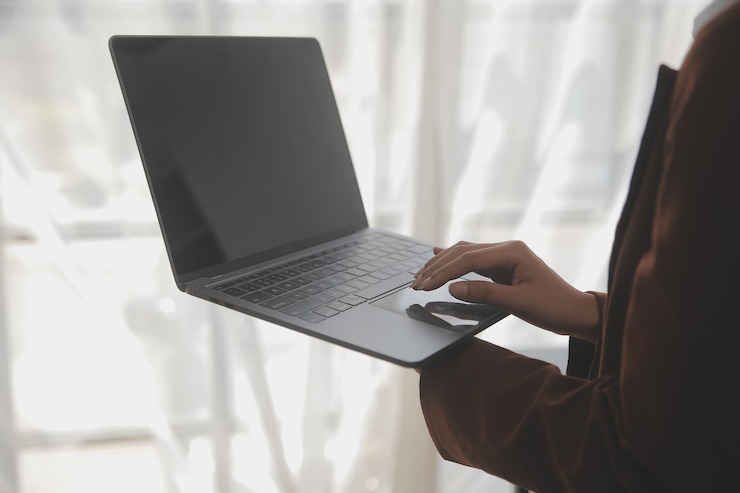Foto atractiva y sonriente joven mujer de negocios asiática trabaja en casa oficina mujer asiática trabajando en computadora portátil sosteniendo tableta