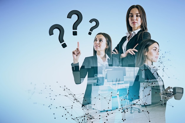 Atractivas jóvenes empresarias europeas con dispositivos de malla poligonal